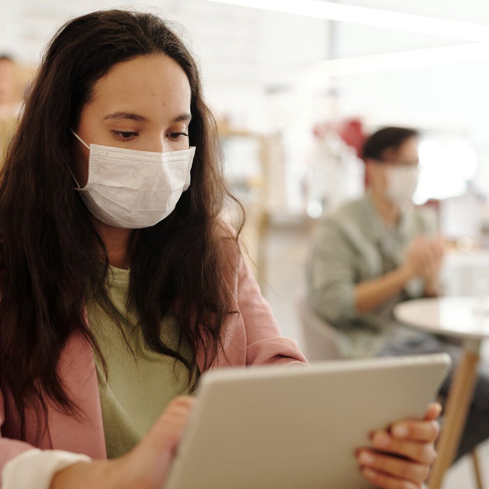 Маскне – акне причинено от носене на предпазни маски.